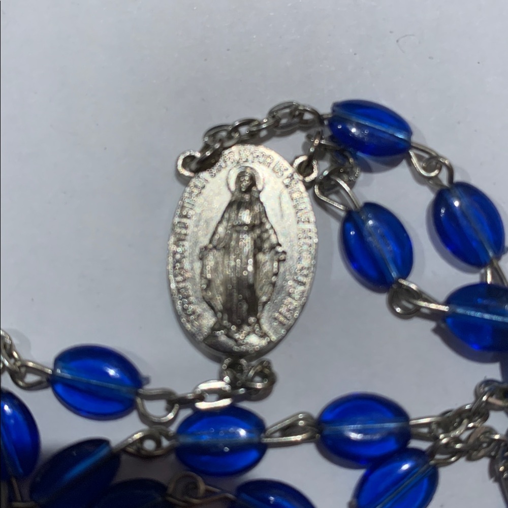 Vintage rosary w acrylic blue beads, stainless wire 30” w cross and Mary & Jesus - Picture 4 of 6